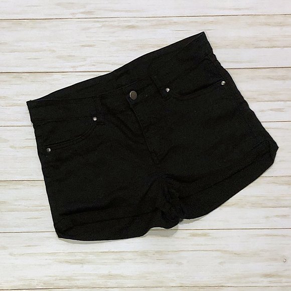 $10 CLEARANCE! H&M Black High Waisted Folded Cuff Shorts - Picture 3 of 7